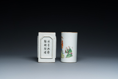Twee Chinese penselenbekers in qianjiang cai en famille rose porselein, 19/20e eeuw