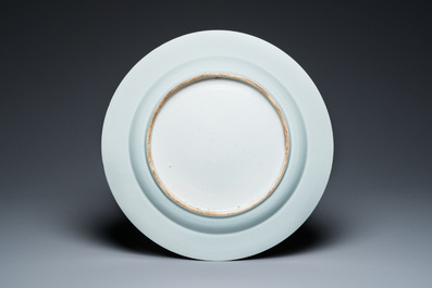Een grote Chinese schotel met ijzerrood en verguld ornamentaal decor, Qianlong