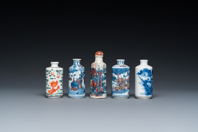 Vijf Chinese famille verte, blauw-witte en koperrode snuifflessen, 19/20e eeuw