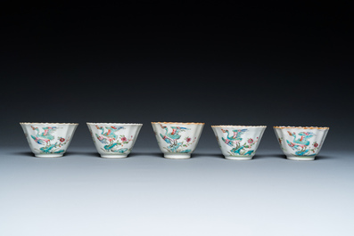 Vijf Chinese famille rose koppen en schotels met een reiger die een vis eet, Qianlong