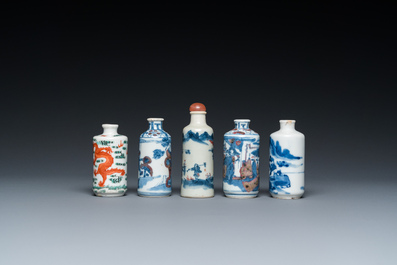 Vijf Chinese famille verte, blauw-witte en koperrode snuifflessen, 19/20e eeuw
