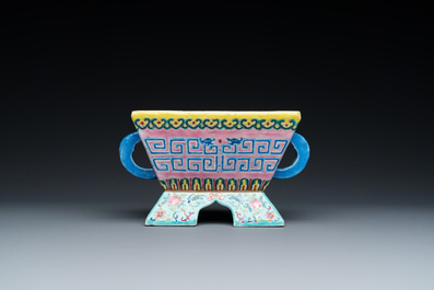 Een Chinese archa&iuml;sche famille rose wierookbrander, Daoguang merk en periode