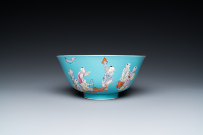 Bol en porcelaine de Chine famille rose &agrave; d&eacute;cor de gar&ccedil;ons sur fond turquoise, marque de Qianlong, 20&egrave;me