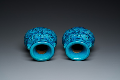 Een paar Chinese turquoise-geglazuurde 'lotus' vazen, 19e eeuw