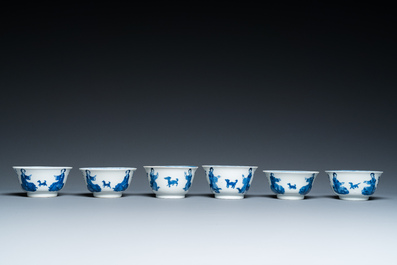Zes Chinese blauw-witte koppen en schotels met dames met hondjes, Kangxi