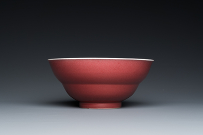 Een Chinese monochrome leverrode kom, Qianlong merk en periode