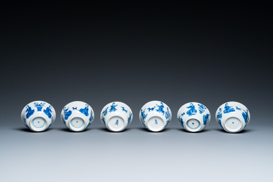 Zes Chinese blauw-witte koppen en schotels met dames met hondjes, Kangxi