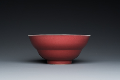 Een Chinese monochrome leverrode kom, Qianlong merk en periode