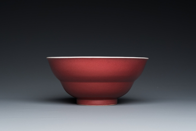 Een Chinese monochrome leverrode kom, Qianlong merk en periode