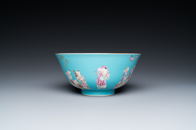Bol en porcelaine de Chine famille rose &agrave; d&eacute;cor de gar&ccedil;ons sur fond turquoise, marque de Qianlong, 20&egrave;me