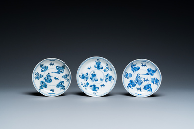 Zes Chinese blauw-witte koppen en schotels met dames met hondjes, Kangxi