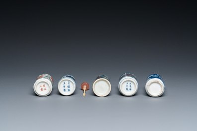 Vijf Chinese famille verte, blauw-witte en koperrode snuifflessen, 19/20e eeuw
