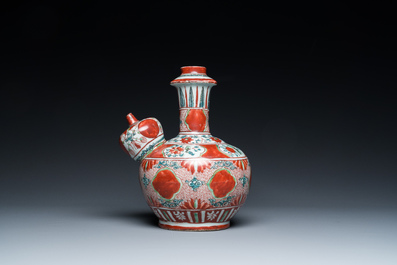 Een Chinese Swatow kendi met ornamentaal decor, Ming