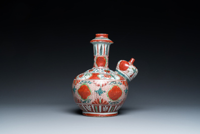 Een Chinese Swatow kendi met ornamentaal decor, Ming