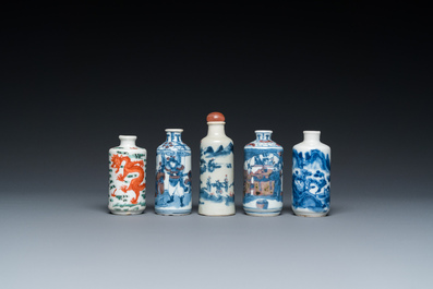 Vijf Chinese famille verte, blauw-witte en koperrode snuifflessen, 19/20e eeuw