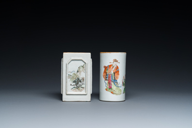 Twee Chinese penselenbekers in qianjiang cai en famille rose porselein, 19/20e eeuw