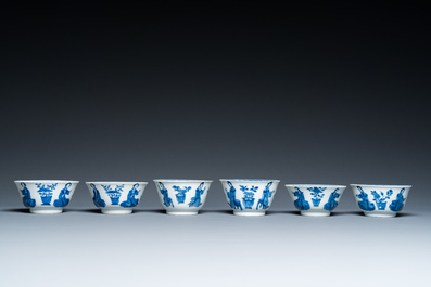 Zes Chinese blauw-witte koppen en schotels met dames met hondjes, Kangxi