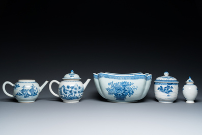 Zes stukken Chinees blauw-wit porselein, Qianlong