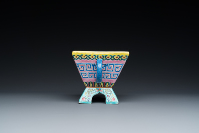 Een Chinese archa&iuml;sche famille rose wierookbrander, Daoguang merk en periode