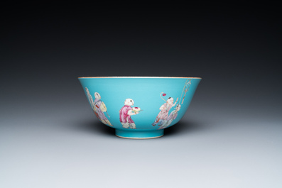 Bol en porcelaine de Chine famille rose &agrave; d&eacute;cor de gar&ccedil;ons sur fond turquoise, marque de Qianlong, 20&egrave;me