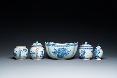 Zes stukken Chinees blauw-wit porselein, Qianlong