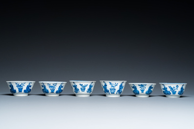 Zes Chinese blauw-witte koppen en schotels met dames met hondjes, Kangxi