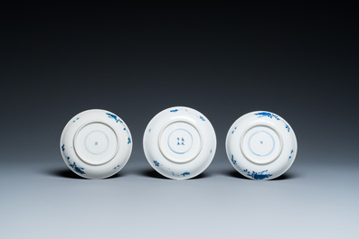 Zes Chinese blauw-witte koppen en schotels met dames met hondjes, Kangxi