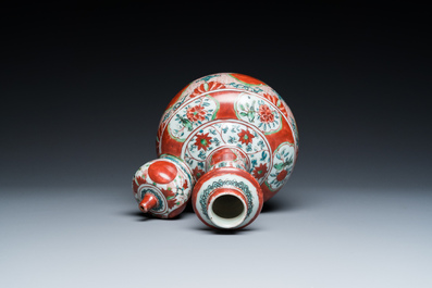 Een Chinese Swatow kendi met ornamentaal decor, Ming