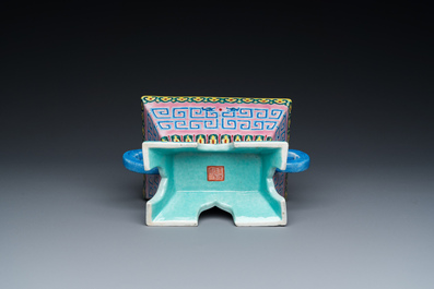 Een Chinese archa&iuml;sche famille rose wierookbrander, Daoguang merk en periode