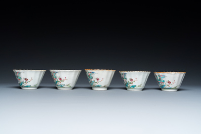 Vijf Chinese famille rose koppen en schotels met een reiger die een vis eet, Qianlong