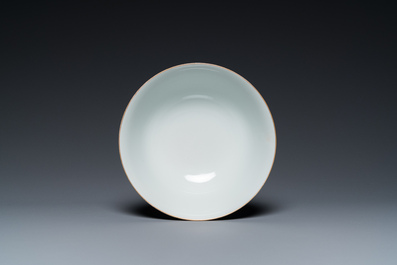 Bol en porcelaine de Chine famille rose &agrave; d&eacute;cor de gar&ccedil;ons sur fond turquoise, marque de Qianlong, 20&egrave;me