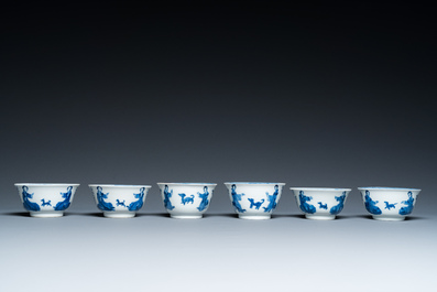 Zes Chinese blauw-witte koppen en schotels met dames met hondjes, Kangxi