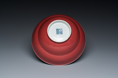 Een Chinese monochrome leverrode kom, Qianlong merk en periode