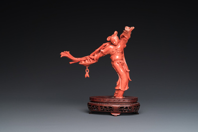 Een Chinese bloedkoralen figuur van de onsterfelijke Lan Caihe, 19/20e eeuw