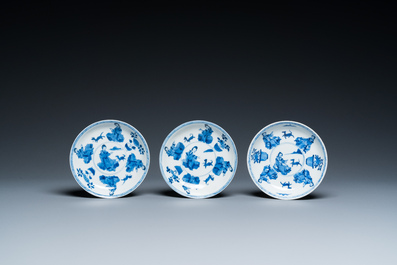 Zes Chinese blauw-witte koppen en schotels met dames met hondjes, Kangxi