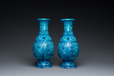 Een paar Chinese turquoise-geglazuurde 'lotus' vazen, 19e eeuw