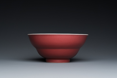 Een Chinese monochrome leverrode kom, Qianlong merk en periode