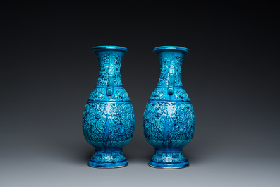 Een paar Chinese turquoise-geglazuurde 'lotus' vazen, 19e eeuw