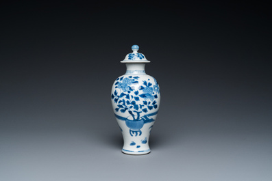 Een Chinese blauw-witte dekselvaas, Yu merk, Kangxi