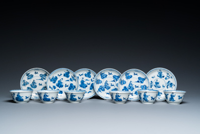 Zes Chinese blauw-witte koppen en schotels met dames met hondjes, Kangxi