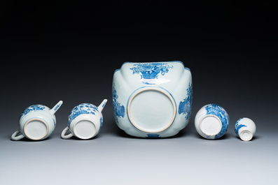 Zes stukken Chinees blauw-wit porselein, Qianlong