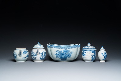 Zes stukken Chinees blauw-wit porselein, Qianlong