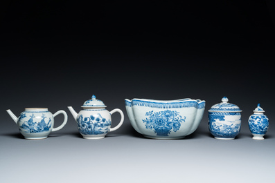 Zes stukken Chinees blauw-wit porselein, Qianlong