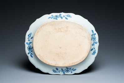 Een grote Chinese blauw-witte 'Xi Xiang Ji' schotel, Qianlong