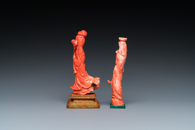 Twee Chinese bloedkoralen sculpturen van staande dames, 19/20e eeuw