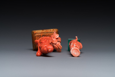 Twee Chinese bloedkoralen sculpturen van staande dames, 19/20e eeuw