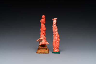 Twee Chinese bloedkoralen sculpturen van staande dames, 19/20e eeuw