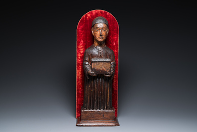 Sculpture d'un moine au coffret en bois dor&eacute; et polychrom&eacute;, probablement Espagne, 16&egrave;me