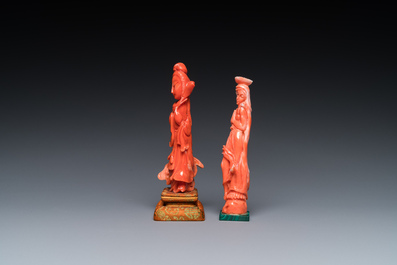 Twee Chinese bloedkoralen sculpturen van staande dames, 19/20e eeuw