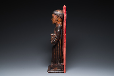 Sculpture d'un moine au coffret en bois dor&eacute; et polychrom&eacute;, probablement Espagne, 16&egrave;me